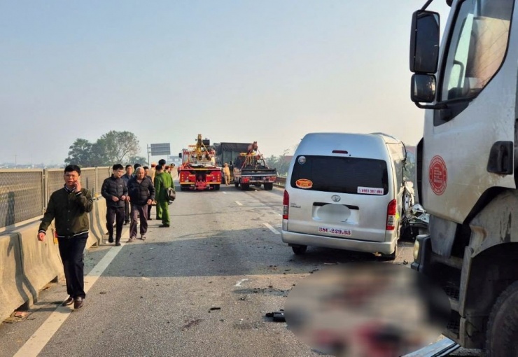 Hiện trường vụ tai nạn khiến 10 người thương vong.