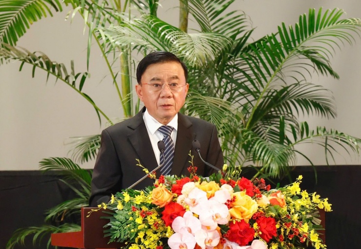 Thường trực Ban Bí thư Trần Cẩm Tú thông tin tại họp báo. Ảnh: Như Ý