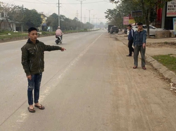 Nhóm đối tượng chỉ dẫn hiện trường gây án.