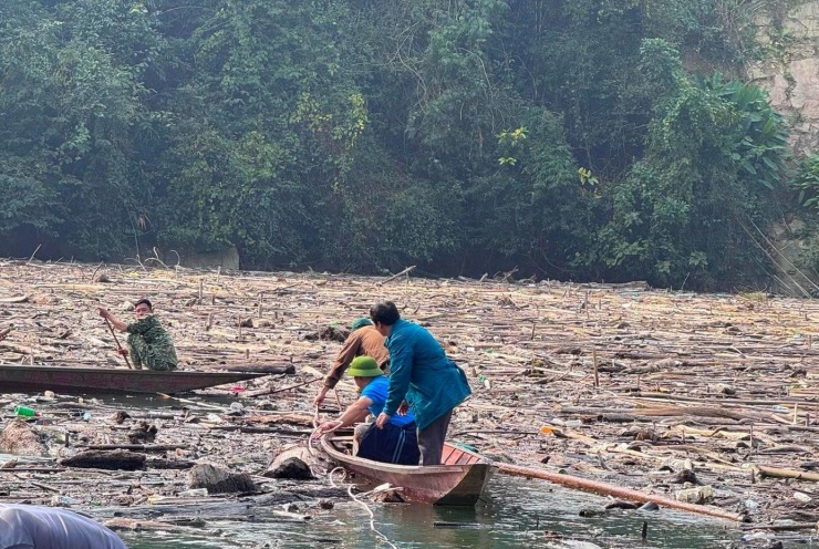 Chủ tịch xã Hữu Khuông cho biết, tình trạng rác thải gỗ vây kín lòng hồ Thủy điện Bản Vẽ từ nhiều tháng qua. Nguyên nhân do các trận mưa lũ lớn trong năm 2025 cuốn theo hàng nghìn tấn cây gỗ, tre nứa từ thượng nguồn đổ về lòng hồ.