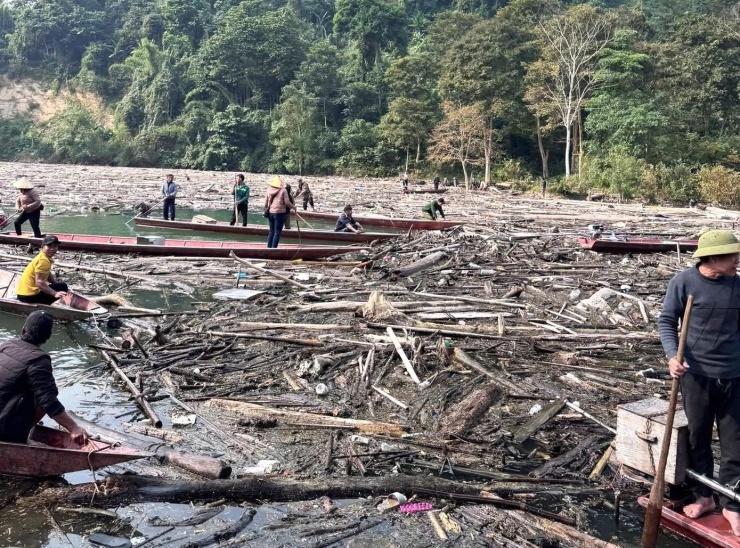 Ông La Văn Thái - Chủ tịch UBND xã Hữu Khuông (Nghệ An) cho biết, những ngày qua, gần 150 người gồm cán bộ xã, giáo viên và người dân ở xã Hữu Khuông đã ra lòng hồ khơi thông, dọn rác, mở đường để người dân và học sinh đi lại thuận tiện bằng đường thủy.