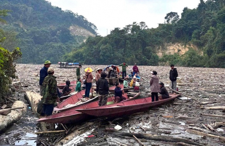 Đặc biệt, mặt hồ phủ kín rác khiến học sinh trên địa bàn không thể đi thuyền đến trường. Thay vào đó, các em phải đi bộ một quãng đường dài hơn 4km mới có thể đến bến thuyền khác rồi di chuyển đến trường.