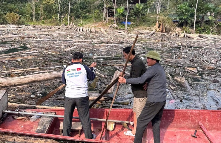 Hàng nghìn tấn rác ùn ứ trên mặt hồ.