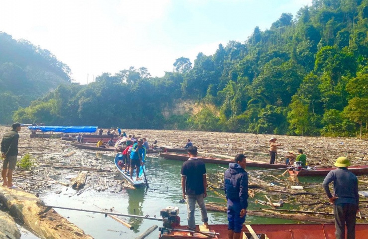 Xã Hữu Khuông được xem như một “ốc đảo” miền núi biệt lập của Nghệ An với địa hình hiểm trở và nhiều khó khăn. Dù đã có đường giao thông nối từ quốc lộ 16 vào trung tâm xã, nhưng do địa hình hiểm trở, bị chia cắt bởi các nhánh sông của lòng hồ nên việc đi lại của người dân phần lớn phụ thuộc đường thủy. Chính vì vậy, rác thải gỗ phủ kín mặt hồ Thủy điện Bản Vẽ ảnh hưởng lớn đến cuộc sống, việc đi lại của người dân trên địa bàn.