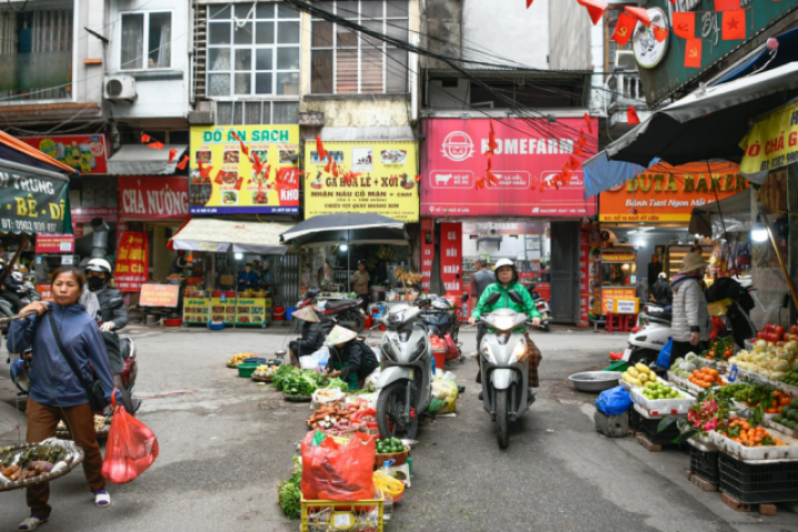 Bỏ chục tỷ đồng mua nhà, sống khổ giữa nhan nhản chợ cóc, quán ăn