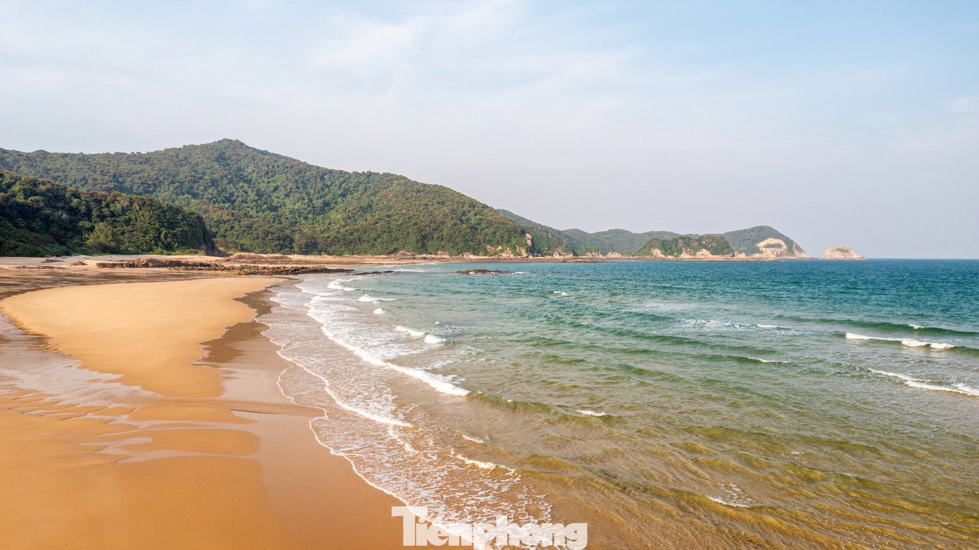 Khi đến đảo, khách du lịch sẽ bị chìm đắm trong vẻ hoang sơ, thơ mộng của hòn đảo nơi địa đầu Đông Bắc này.