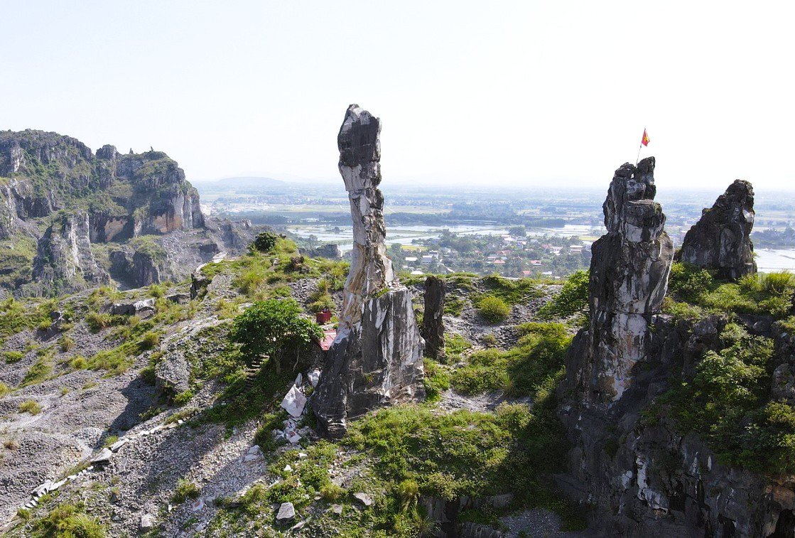 Hòn Vọng Phu trước và sau khi được chi 17 tỉ đồng để gia cố, bảo vệ sau sự cố sét đánh