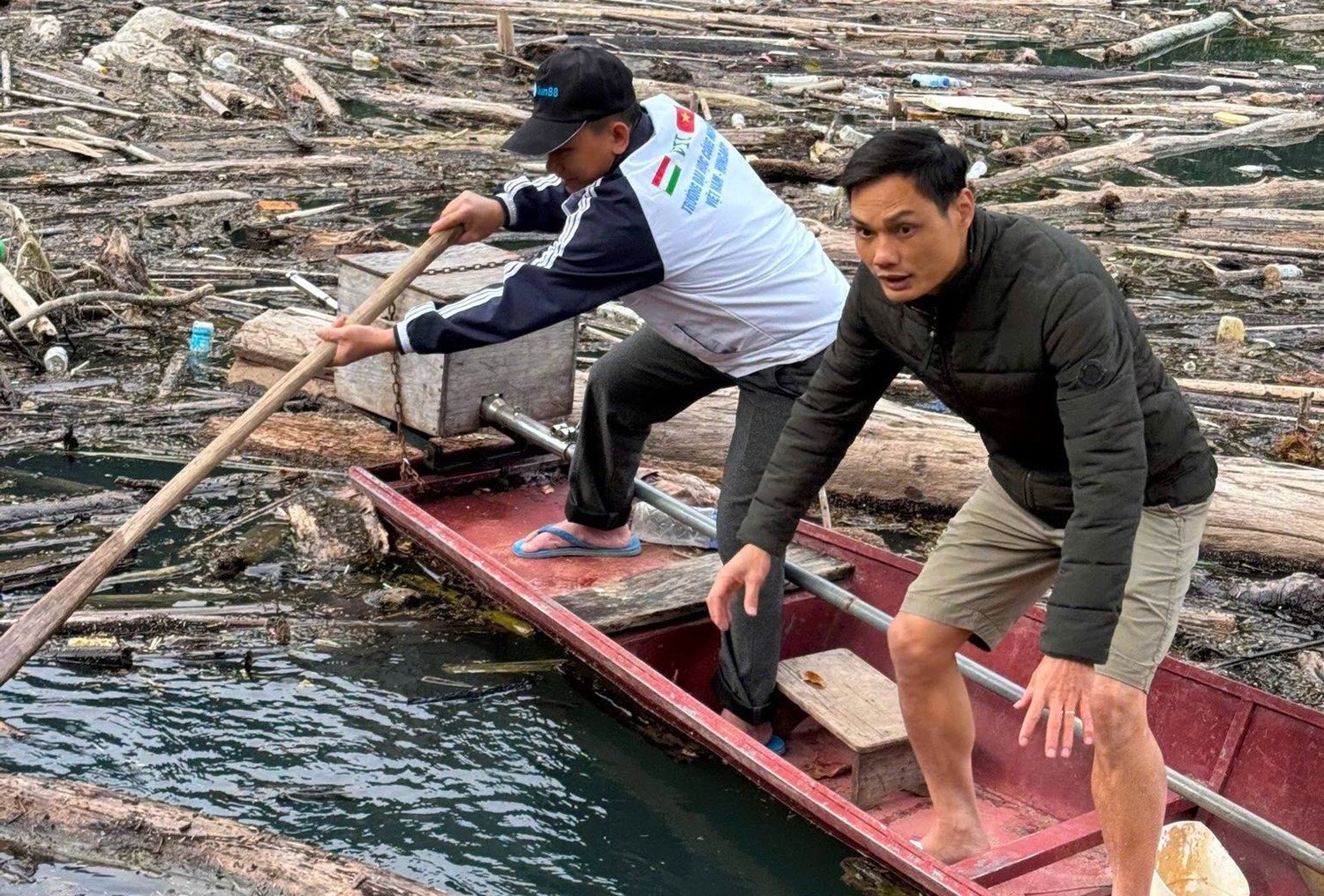 Rác phủ kín mặt nước nên việc dọn gặp nhiều khó khăn.