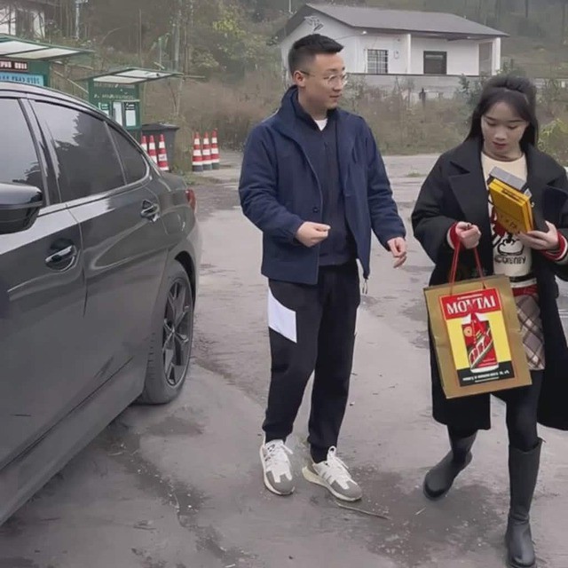 Khoảnh khắc bạn gái vội vàng cầm lấy giỏ quà từ tay bạn trai rồi quay lưng đi thẳng vào trong nhà đủ để anh cảm nhận rõ sự lạnh nhạt và thiếu quan tâm.