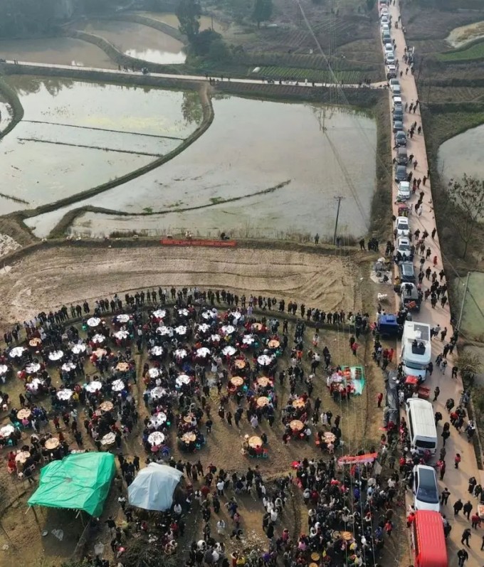 Cảnh tắc đường ở làng Qingfu, quận Hợp Xuyên, Trùng Khánh vì 10.000 lượt khách đến ăn "đụng lợn". Ảnh: World Journal