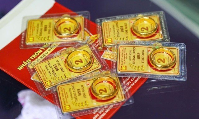Giá vàng nhẫn tăng mạnh có thương hiệu bằng giá vàng miếng SJC.