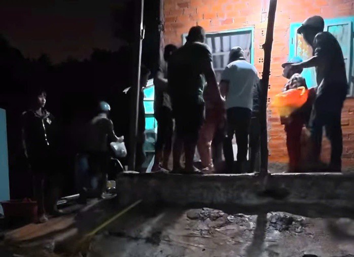 Anh H. được đưa về nhà để người thân lo hậu sự. Ảnh: H.N