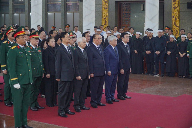 Đoàn đại biểu Ban Chấp hành Trung ương Đảng đến viếng Đại tướng Lê Văn Dũng