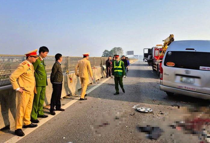 Vụ tai nạn thảm khốc đã khiến 10 người trên xe khách thương vong. Ảnh: Tuấn Minh