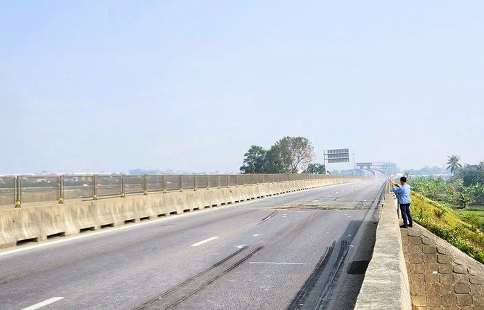 Theo quan sát khu vực gặp nạn không có điểm dừng đỗ khẩn cấp. Ảnh: Tuấn Minh