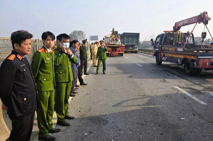 Lực lượng chức năng tới hiện trường để điều tra, làm rõ vụ tai nạn. Ảnh: Tuấn Minh