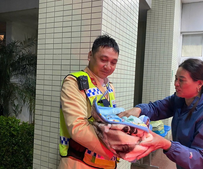 Tổ tuần tra cảnh sát giao thông đưa bé trai chào đời trên xe tuần tra đến Bệnh viện Hữu nghị Việt Nam - Cuba Đồng Hới