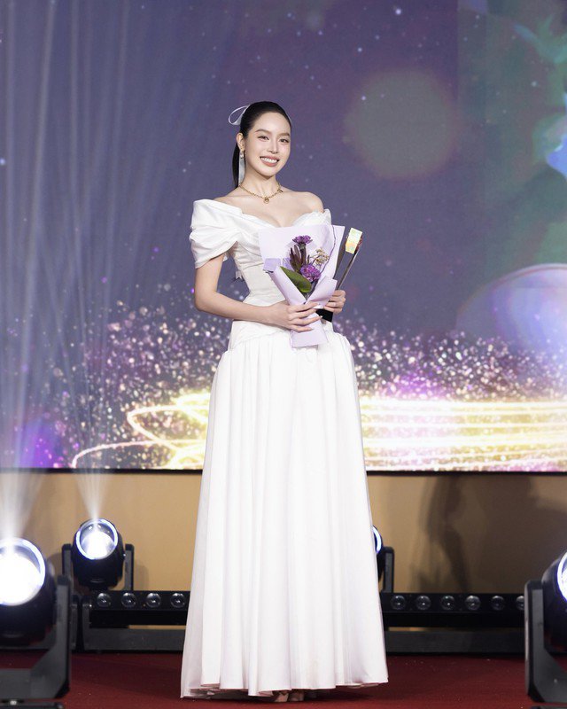 Thanh Thủy xuất hiện trang phục dạ hội lộng lẫy, phom dáng tinh tế giúp tôn lên vóc dáng thanh mảnh. Phong cách trang điểm được tiết chế, tập trung làm nổi bật làn da sáng cùng thần thái rạng rỡ, mang đến hình ảnh thanh lịch nhưng không kém phần cuốn hút.