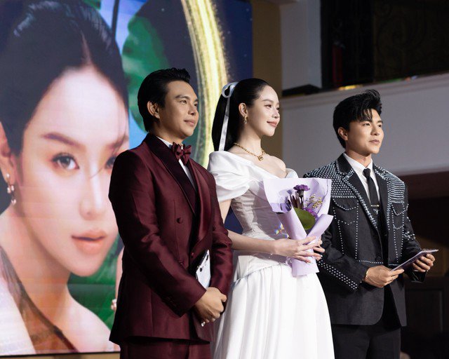 Được biết, Steven là người xướng tên Hoa hậu Huỳnh Thị Thanh Thủy nhận giải “Pretty Lady” của Đẹp Awards 2025. Đây là lần đầu cả hai đứng chung khung hình nhưng không khỏi khiến fan sắc đẹp trầm trồ vì đẹp đôi. Cũng tại sự kiện, ekip phim “Mưa đỏ" cũng nhận giải “The Dream Team”.