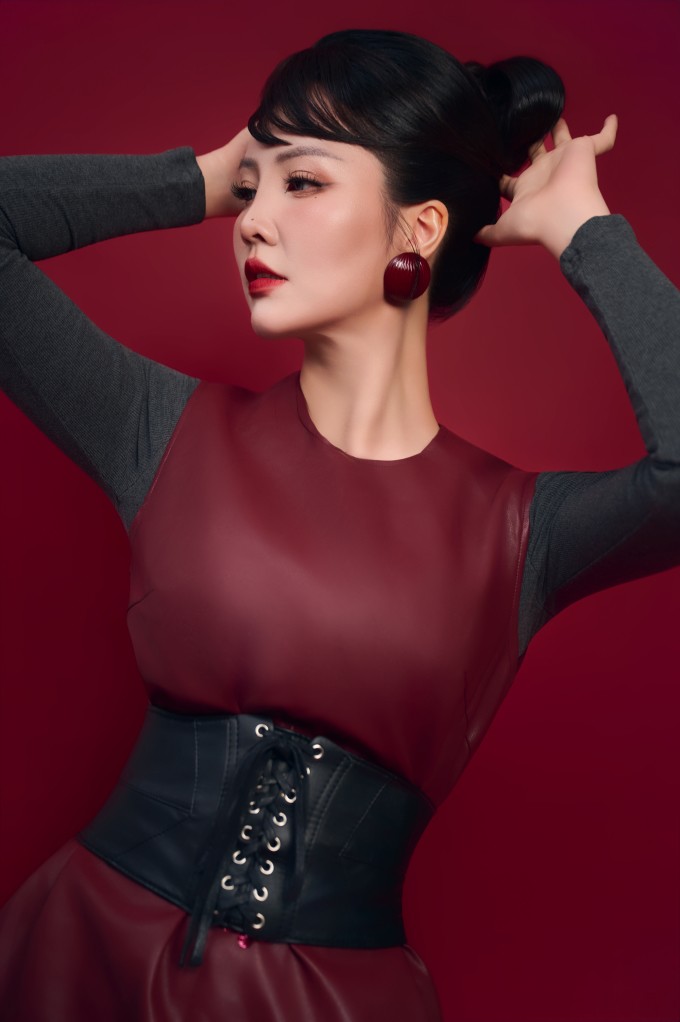 Bên cạnh đó, cô vẫn giữ được sức hút với công việc MC, thường xuyên được mời dẫn các sự kiện lớn. Êkíp thực hiện: Nhiếp ảnh Lê Nguyên, Chuyên gia trang điểm Dung Ngốc Nghếch.