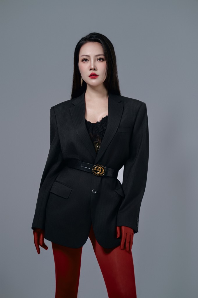 Đây là phong cách khác biệt so với hình ảnh thanh lịch, nữ tính gắn bó với Thụy Vân suốt nhiều năm trước khi sinh con thứ hai.