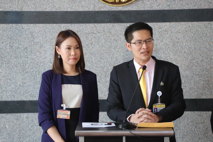 Ông Mongkolkit Suksintharanont (phải) phát biểu tại họp báo năm 2019. Ảnh: Khaosod