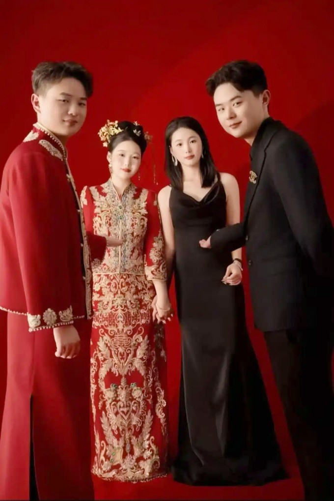 Hai cặp dâu rể trong ngày cưới. Ảnh: Jiupai News