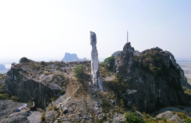 Hình ảnh Hòn Vọng Phu sau khi được chi 17 tỉ đồng để chống sập đổ