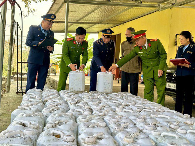 Lực lượng chức năng phát hiện số lượng lớn rượu không rõ nguồn gốc xuất xứ ở Lào Cai. Ảnh: Công an tỉnh Lào Cai.&nbsp;