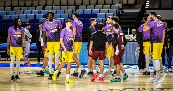 Cầu thủ Trapani (nâu) và Hapoel (vàng) sau khi trận đấu Play-in BCL kết thúc sớm, tại nhà thi đấu Holon Toto Arena, Holon, Israel hôm 10/1. Ảnh: BCL