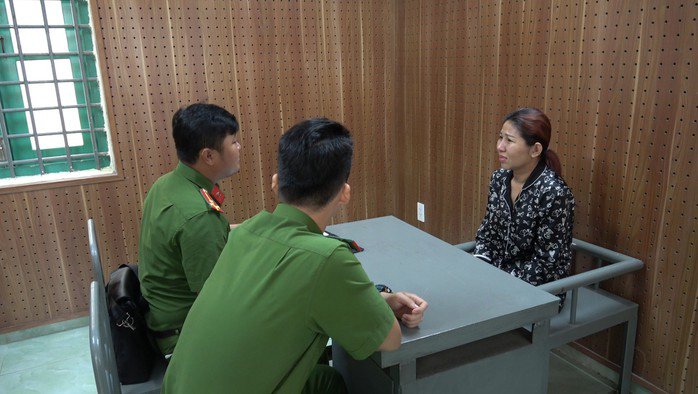 Lê Thị Yến Uyên làm việc với công an. Ảnh: Công an tỉnh Đồng Tháp