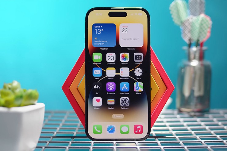 Điện thoại có Dynamic Island thời thượng, trong khi màn hình 120Hz mượt mà.