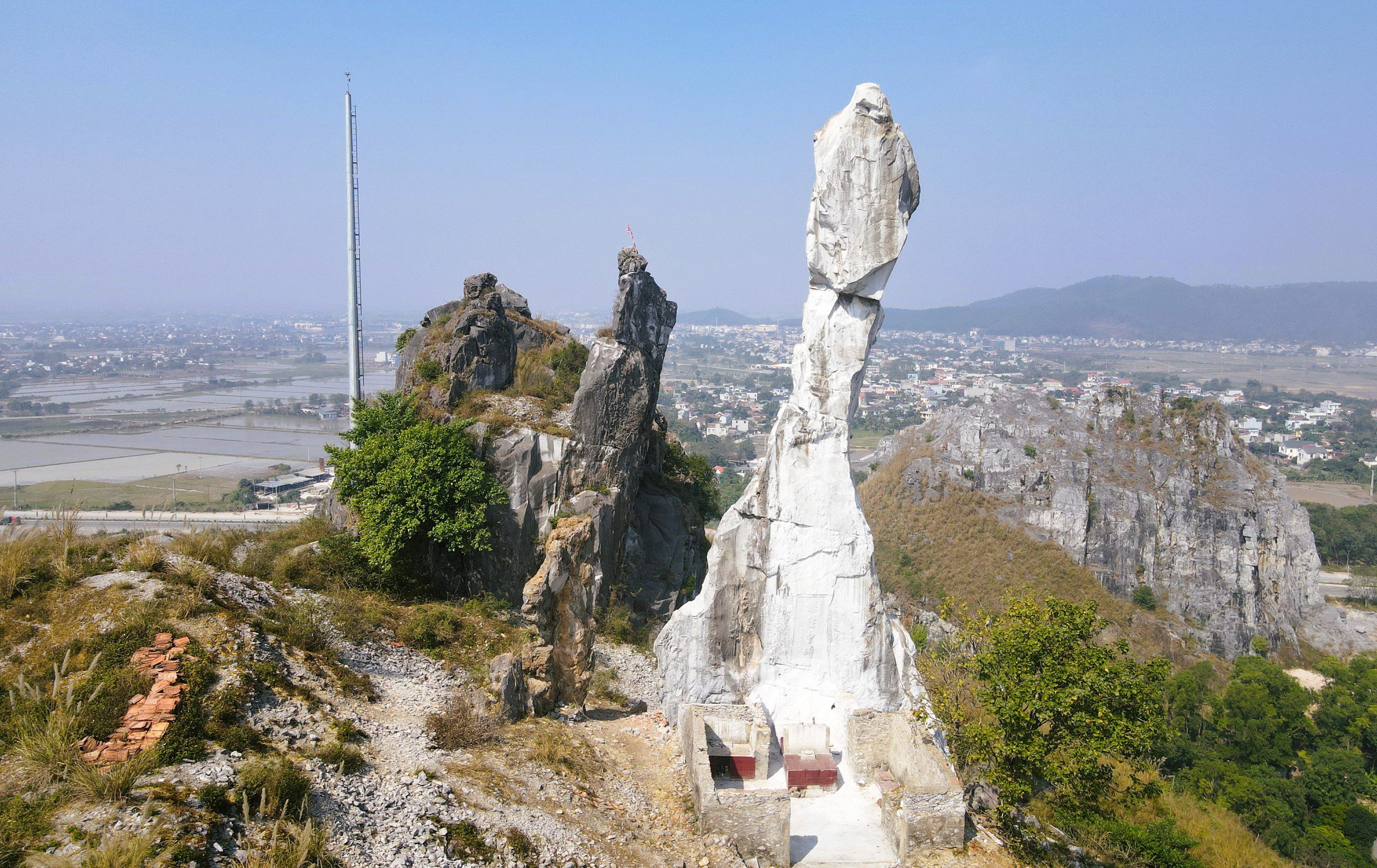 Hòn Vọng Phu trước và sau khi được chi 17 tỉ đồng để gia cố, bảo vệ sau sự cố sét đánh