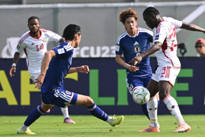 Các cầu thủ U23 Nhật Bản pressing rất rát lên các hậu vệ U23 UAE, trong ảnh là 2 cầu thủ Nhật cùng lao vào Akonnor