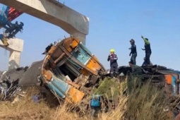 Cần cẩu đổ xuống đoàn tàu ở Thái Lan, gần 100 người thương vong