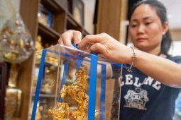 Linh vật ngựa mạ vàng 24K giá hàng chục triệu đồng lên kệ đón Tết