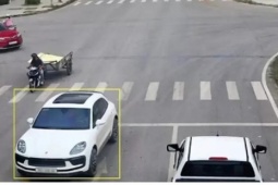 Mức phạt mới nhất năm 2026 cho lỗi ô tô đè vạch liền màu vàng