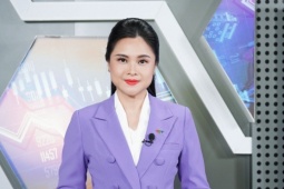 Nữ BTV xinh đẹp chuyên mặc màu tím trên sóng VTV là ai?