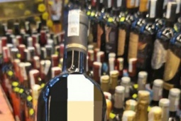 Rượu Tết tràn ngập thị trường, làm gì để không mua phải rượu giả?