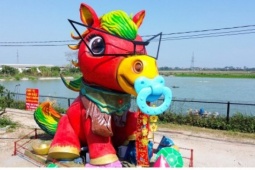 Độc lạ linh vật "Ngựa hạnh phúc" cao 6m, nặng gần 10 tấn ở Bắc Ninh