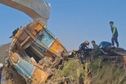 Hiện trường vụ cần cẩu rơi trúng tàu khiến ít nhất 22 người chết ở Thái Lan