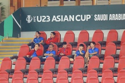 HLV Kim Sang Sik dẫn 6 trợ lý đi “xem giò” đối thủ của U23 Việt Nam ở tứ kết