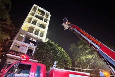 Nhà nghỉ 8 tầng ở Hà Nội bốc cháy, cảnh sát tạm giữ 1 người nghi phóng hỏa