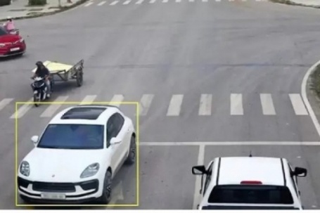 Mức phạt mới nhất năm 2026 cho lỗi ô tô đè vạch liền màu vàng