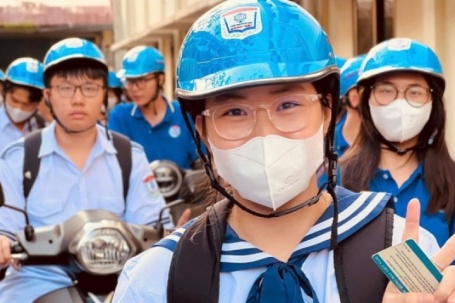 Trường khen top 10 học sinh đi học sớm, gây 'bão' mạng