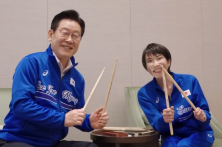 Khoảnh khắc lãnh đạo Nhật và Hàn cùng chơi trống nhạc của BTS