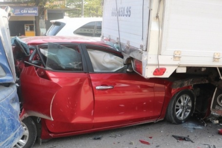 Ô tô con bẹp rúm sau vụ tai nạn liên hoàn 4 xe trên quốc lộ