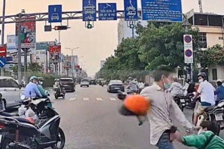 Hai người đàn ông đánh nhau giữa đường ở TPHCM đã đến trụ sở công an