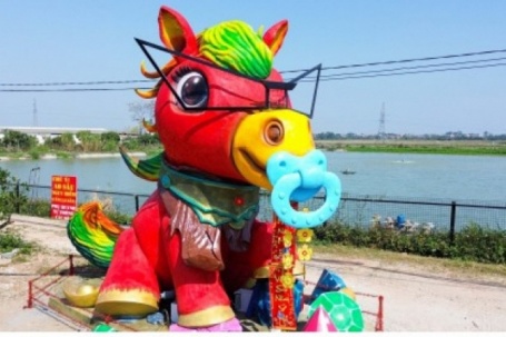 Độc lạ linh vật "Ngựa hạnh phúc" cao 6m, nặng gần 10 tấn ở Bắc Ninh