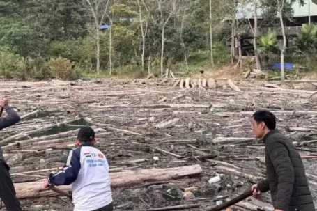 Rác gỗ vây kín lòng hồ thủy điện, hàng trăm người chung tay mở đường cho học sinh đến trường